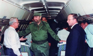 Fidel conversa con el doctor Ariel Soler en el avión, en uno de los viajes que compartieron. 