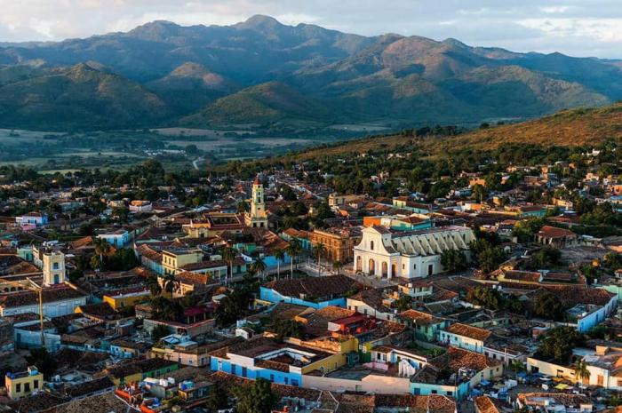 Trinidad cuenta con más de 1 300 casas de arrendamiento y un centenar de restaurantes y paladares. 
