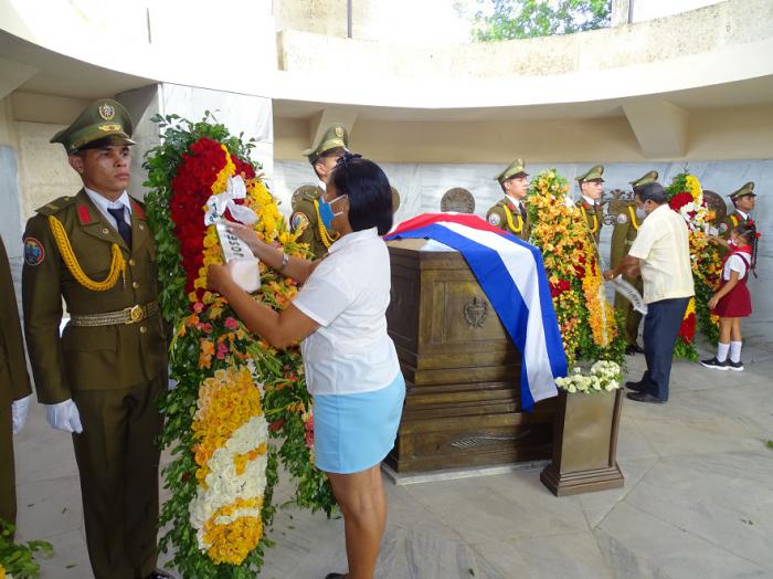 Ofrendas florales de Raúl, Díaz-Canel, Lazo y el pueblo de Cuba rindieron homenaje a Martí