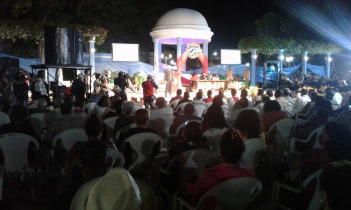 La sesión solemne tuvo lugar en la Plaza 24 de Febrero. 