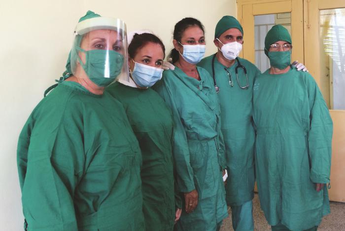 Parte del equipo médico que realizó el trasplante de células madre a Yaquelín Collado, quien aparece al centro de la foto. 