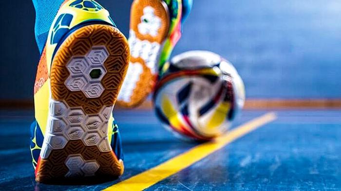  El fútbol sala,? fútbol de salón, futsal o microfútbol? es un juego donde cada equipo debe estar compuesto por 5 jugadores en los que debe haber un arquero en cada equipo, el juego consiste en introducir la pelota en un arco protegido por el arquero del equipo contrario quien tratará de evitar que la pelota entre en el arco. Surgió inspirado en otros deportes como el fútbol, que es la base del juego; el balonmano; y otros más como waterpolo; y el baloncesto; tomando de estos no solo parte de las reglas, sino también algunas tácticas de juego.