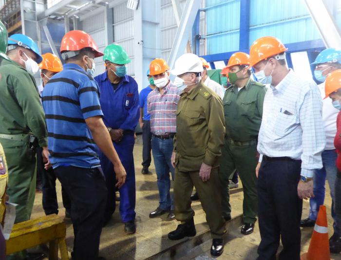 Ramiro Valdés visita el área de la Unidad Uno de la termoeléctrica de Felton