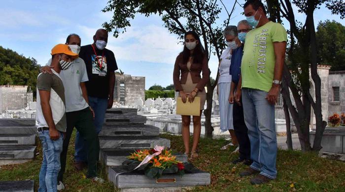 Ante el nicho que guarda sus restos en el Mausoleo a los Mártires del Directorio Estudiantil 13 de Marzo, de la Necrópolis de Colón, en esta capital, los integrantes de las oficinas auxiliares del Parlamento cubano, depositaron una ofrenda floral en homenaje a quien integró dicho órgano legislativo desde su constitución en 1976