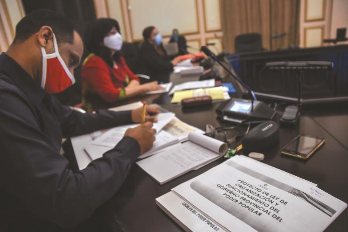 Los diputados debatieron los proyectos de leyes que regularán la organización y funcionamiento del Gobierno Provincial del Poder Popular y del Consejo de la Administración Municipal. foto: ariel cecilio lemus