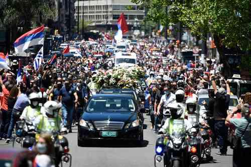 El cortejo fúnebre con los restos del ex presidente Tabaré Vázquez, en su trayecto al cementerio en Montevideo.