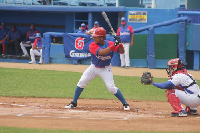 En cerrada lucha, los granmenses se mantienen en la punta de la Serie. 