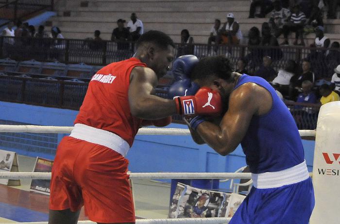 58 Edicion del Torneo Nacional de Boxeo Playa Giron-Camaguey 2019- combate de mas de 91kg entreCarlos Castillo deHAB de azul y Dainier Pero CMG de rojo y ganador del combate