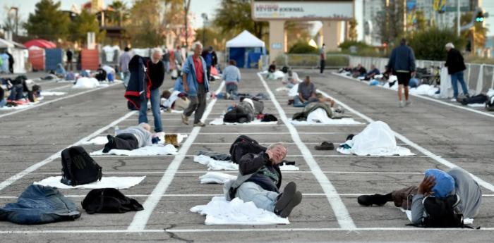 l aislamiento contra la covid-19 que ofrece Estados Unidos a las personas sin hogar, es un ejemplo de cómo los derechos humanos solo los usan para defender sus intereses políticos. 