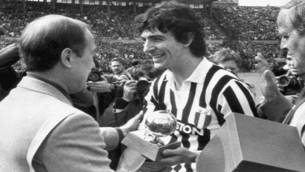 Pablito fue el tercer italiano en ganar el Balón de Oro (tras Sivori y Rivera) y también consiguió la Bota de oro al máximo goleador en 1982. 