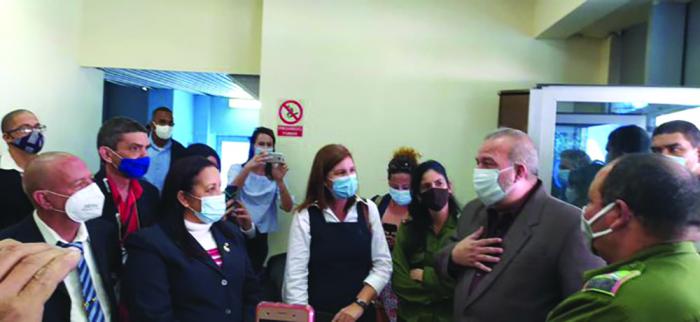 El Primer Ministro cubano intercambió con trabajadores de Etecsa en el Vedado, donde constató la marcha del programa de informatización de la sociedad en la provincia, tarea estratégica para el desarrollo del país. 