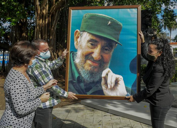 Primeros licenciados en Ciencias Sociales de las escuelas del Partido Comunista