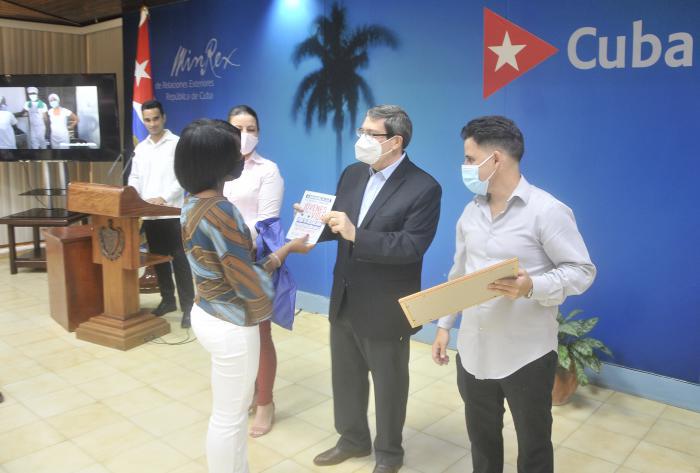 Los reconocidos estuvieron vinculados durante los meses precedentes en tareas para preservar la vitalidad del Ministerio y la ejecución de la política exterior de la Revolución y para mantener informada a la población sobre la situación de la pandemia en el país en las conferencias de prensa diarias