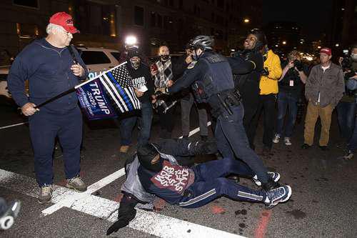Seguidores del presidente de EU, entre ellos el grupo de ultraderecha Proud Boys, se enfrentaron con integrantes de Black Lives Matter en la capital del país.