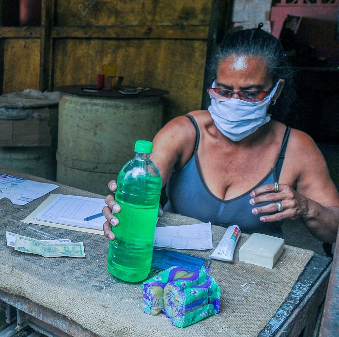Entrega de módulo de aseo para núcleos familiares en la red de bodegas, bodega 455 Santa Ana y Marino, Nuevo Vedado Plaza