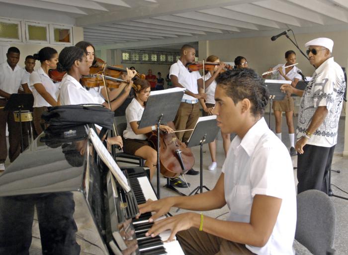 La labor de los educadores dentro del Sistema Nacional de Enseñanza Artística es de vital importancia. En la foto, el músico Enrique Lazaga junto a alumnos de su Charanga en la Escuela Nacional de Música.