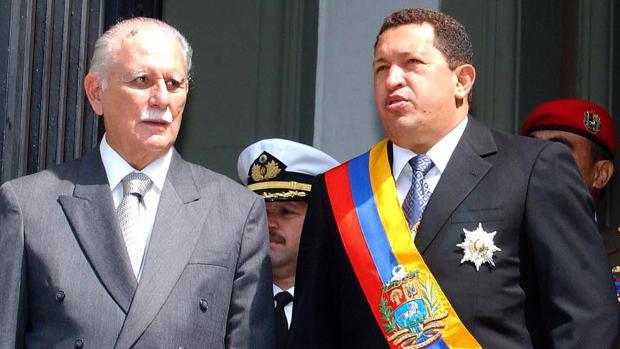 El reconocido periodista venezolano José Vicente Rangel junto a Hugo Chávez