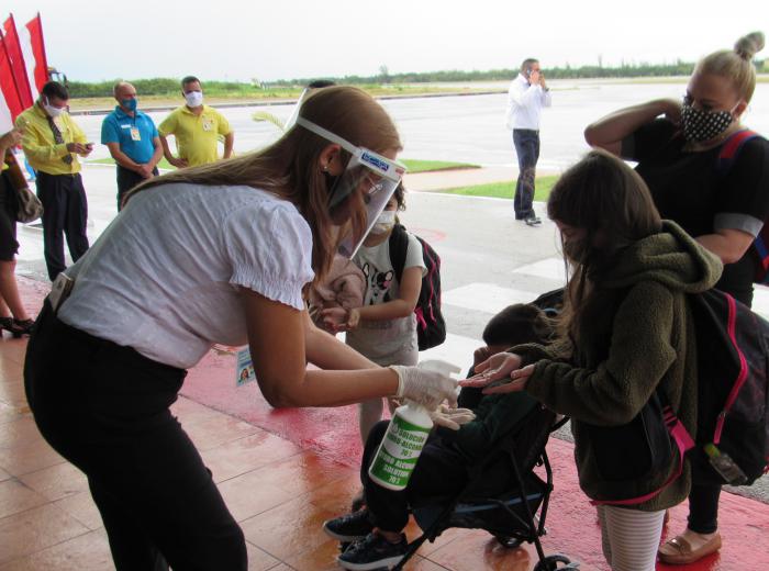 En la reunión se hizo hincapié en la necesidad de controlar el cumplimiento de cada medida sanitaria, y exigir por el ejercicio de la responsabilidad individual y familiar, ante el arribo creciente de viajeros procedentes del exterior. 