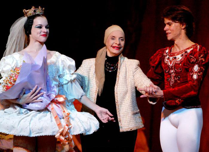 El más simple de los movimientos puede convertirse en danza, si se le da un sentido, un sentimiento, un porqué, les inculcó Alicia a sus alumnos de la Escuela Cubana de Ballet. foto: archivo de granma