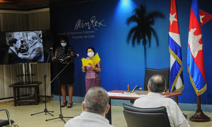 Intervención de la embajadora de Camboya en Cuba, Excma. Sr. Ban Bororm en la Cancelación de sello por el 60 Aniversario de las relaciones diplomáticas entre Cuba-Camboya, presidido por Bruno Rodríguez Parrilla, Ministro de Relaciones Exteriores, desarrollado en el Minrex, Plaza.