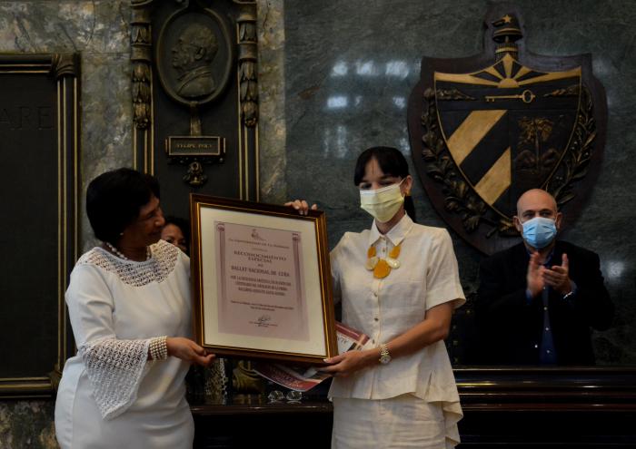 Sesión Solemne en la UH por el centenario del Alicia Alonso, Mirian Nicado Rectora entrega reconocimiento al Ballet Nacional de Cuba. Miguel Barnet palabras centrales asistió, Roberto Morales Ojeda Vicepresidente de cuba