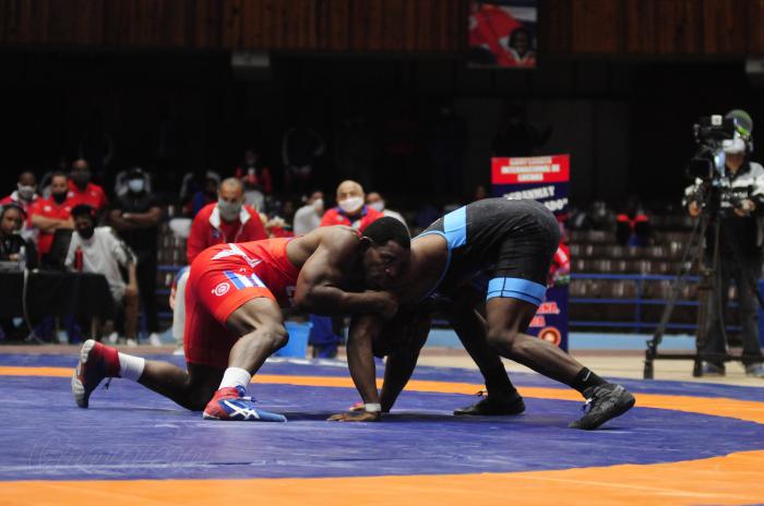 Combate de lucha libre de los 86 Kg entre Yurieski Torreblanca (rojo) y Lazaro Hernández (azul) en la Gala de la Lucha cubana, desarrollada en el Coliceo de la Ciudad Deportiva, Cerro
