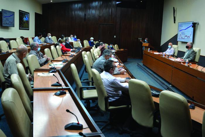 El Presidente de la República, Miguel Díaz-Canel Bermúdez, inició el intercambio con los científicos felicitándolos y llamándolos verdaderos maestros de la investigación incansable. foto: estudios revolución