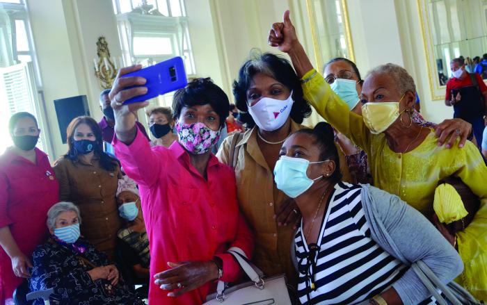 Entrega la FMC condecoraciones a mujeres destacadas de la sociedad cubana.
