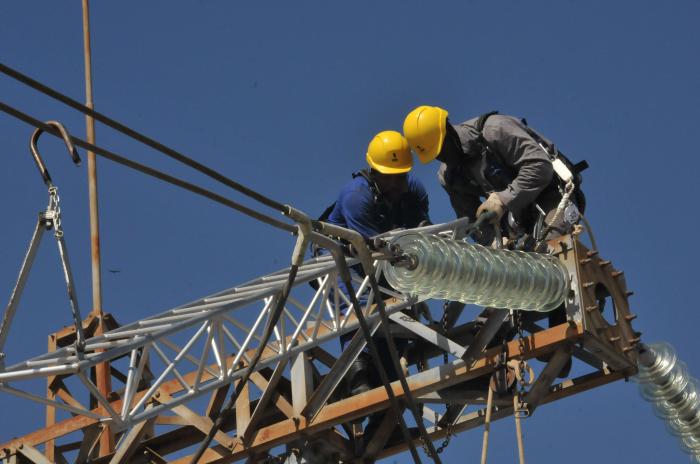 Otra actividad sesgada por el inhumano bloqueo es la electricidad. foto: Julio Martínez Molina