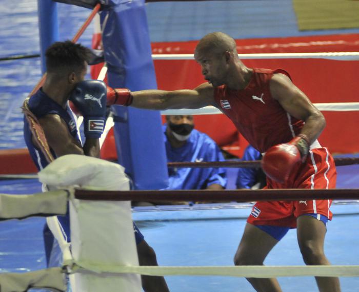 Proteccion contra el coronavirus,Tope de Boxeo Todo contra Todo,  combate entre Roniel Iglesia Sotolongo de PRI de color rojo y  Kevin Brown Bazain CMG  de color azul.