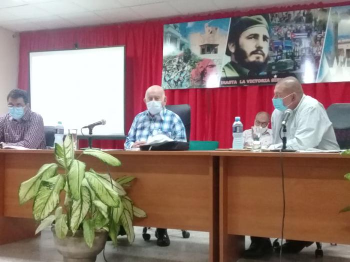 LAS TUNAS.- «Aunque se presenten sobrecumplimientos, no podemos autocomplacernos con eso, porque la meta siempre tiene que ser satisfacer la demanda», expresó en el balcón del oriente, el Segundo Secretario del Comité Central del Partido, José Ramón Machado Ventura. 
Durante una visita de trabajo destinada a evaluar la marcha del programa de autoabastecimiento, el alto dirigente político insistió en que la búsqueda constante de estrategias locales es indispensable para los resultados. En este sentido se refirió específicamente a la garantía de semillas de calidad, mucho menos costosas en la medida en que se produzcan dentro del propio territorio.
Al cierre del mes de noviembre, la provincia logró una cifra percápita promedio de 23 libras de productos agropecuarios. Para diciembre se ha previsto cerrar con 26 y el promedio anual sería de 21.
En este punto, Machado Ventura recordó la importancia de la agricultura urbana, suburbana y familiar. «Si fortalecemos este otro programa, podemos 
