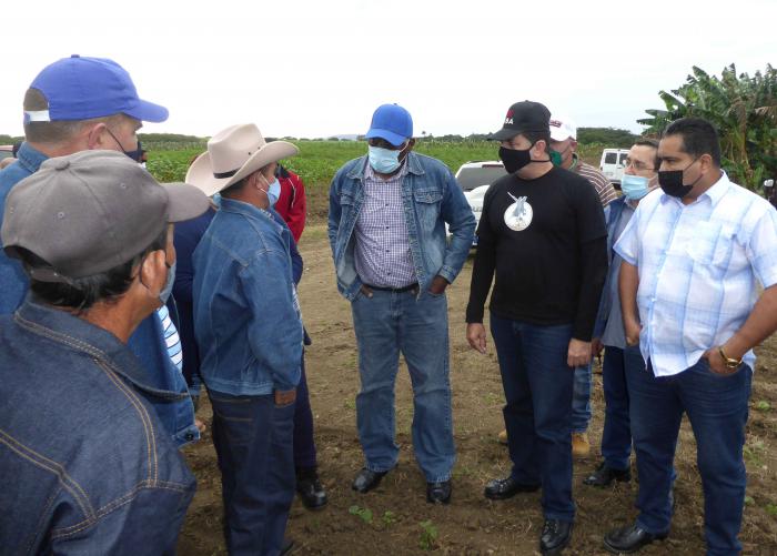 El vicepresidente de la República apreció las experiencias de la UBPC El Entronque en la diversificación de las producciones agropecuarias. 