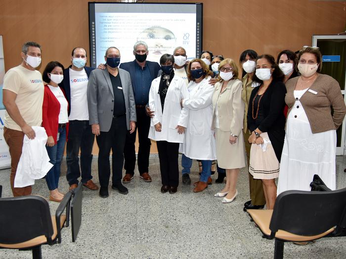 En la visita del Presidente Díaz-Canel al Instituto Finlay de Vacunas, se ratificó la capacidad del país para inmunizar a la población cubana contra el virus sars-cov-2 en el primer semestre de 2021.
foto: Estudios Revolución