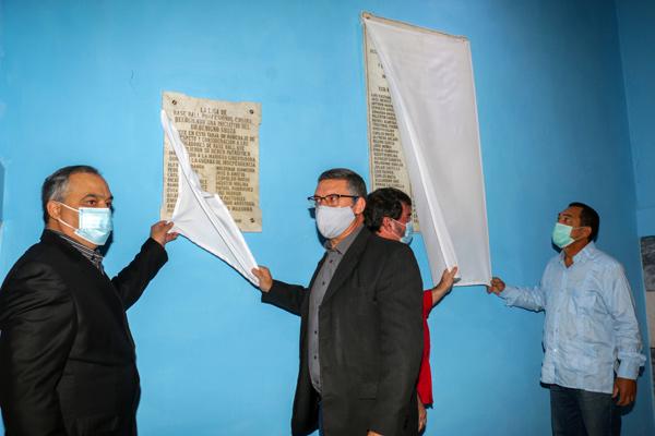 El Presidente del Inder, Osvaldo Vento, y el historiador adjunto de la Oficina del Historiador de la Ciudad, Félix Julio Alfonso López, develaron la tarja de los peloteros mambises, y Omar Valiño, director de la Biblioteca Nacional de Cuba, y el destacado pelotero Rodolfo Puente, ocho veces campeón mundial, hicieron lo mismo con los del Salón de la Fama.