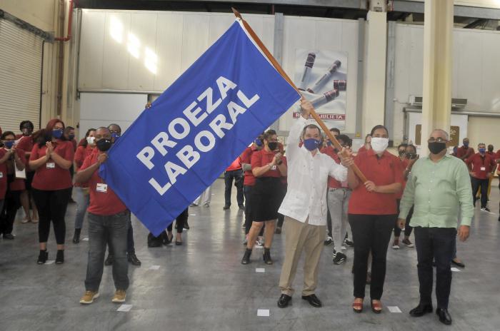 Proteccion contra el coronavirus,El colectivo de trabajadores de Habanos S.A recibe la bandera de Proeza Laboral de mano de su copresidente Inocente Nuñez.