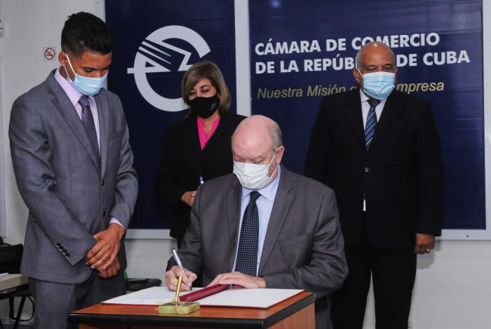 Firma del protocolo de la XXXVIII Sesión de la Comisión Intergubernamental para la colaboración económica y científico -técnica entre Cuba y Vietnam durante la XXXVIII Sesión Intergubernamental Cuba-Vietnam, firmado por la parte de Cuba Rodrigo Malmierca Díaz, Ministro del Comercio Exterior y la Inverción Extranjera y por la parte de Vietnam, Pham Hong Ha, Ministro de la Construcción de Vietnam; desarrollado de forma virtual entre ambos paises