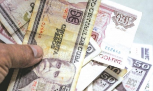 Se establece el salario mínimo del país en 2 100 pesos mensuales.