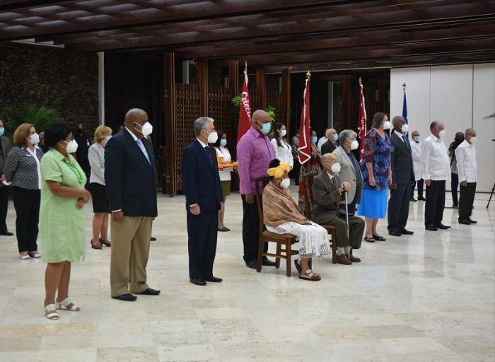 Estos héroes y heroínas de la República de Cuba coincidieron en señalar al venidero viii Congreso del Partido, a efectuarse en abril de 2021, como el de la continuidad histórica de la Revolución Cubana. 
foto: Estudios Revolución
