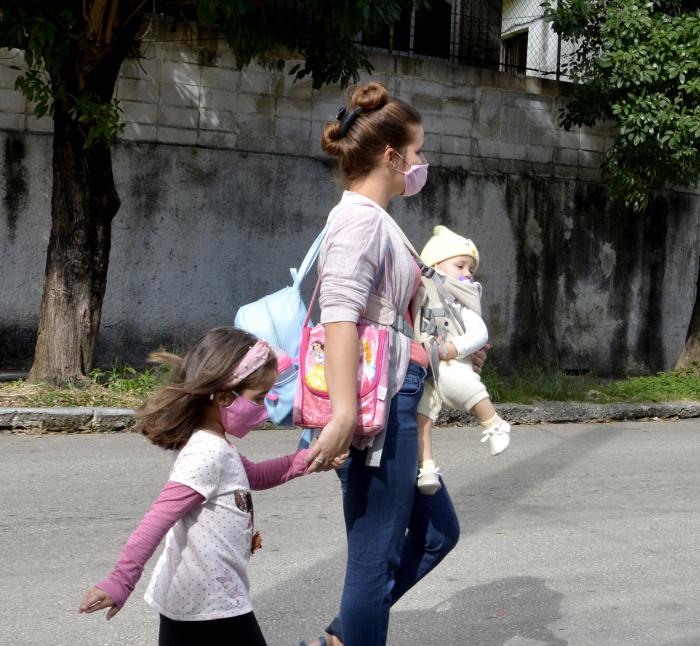 Madre jóven con dos  niños menores en el Cerro.