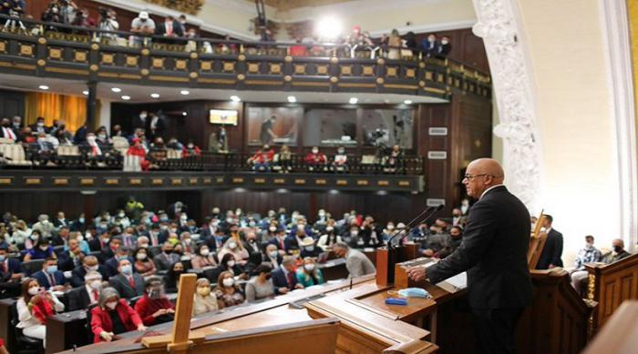 En el acto de constitución de la Asamblea Nacional en Venezuela, Jorge Rodríguez resaltó la confianza depositada por el pueblo en los actuales diputados: «Ustedes están aquí por la voz del pueblo de Venezuela, que se expresó de manera libre y democrática». foto: Venezolana de Televisión