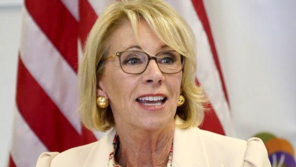 La secretaria de Educación, Betsy DeVos, es la funcionaria número 12 en apartarse del Gobierno de Trump.