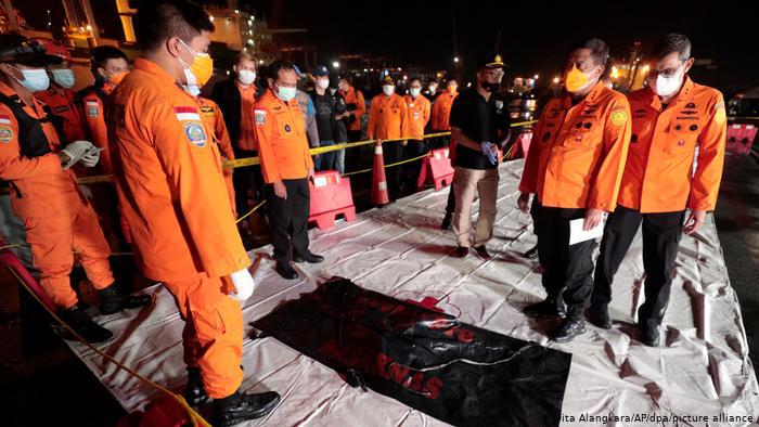 Hallan restos humanos en lugar del accidente aéreo en Indonesia