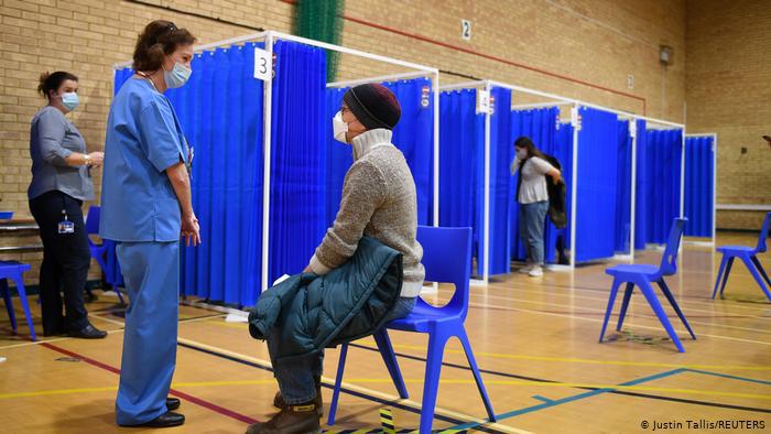 Centro de vacunación en Gran Bretaña.
