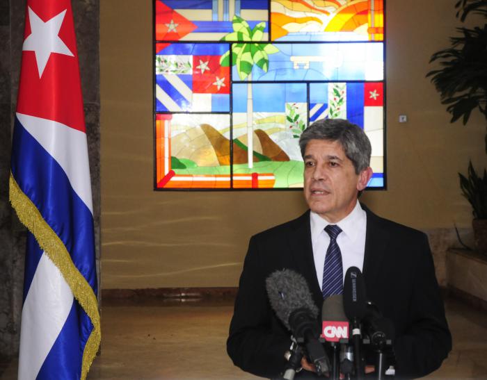 Conferencia de prensa de Carlos Fernández Cosio, Director General de los Asuntos para Estados Unidos del MINREX, desarrollado en el MINREX, Plaza.