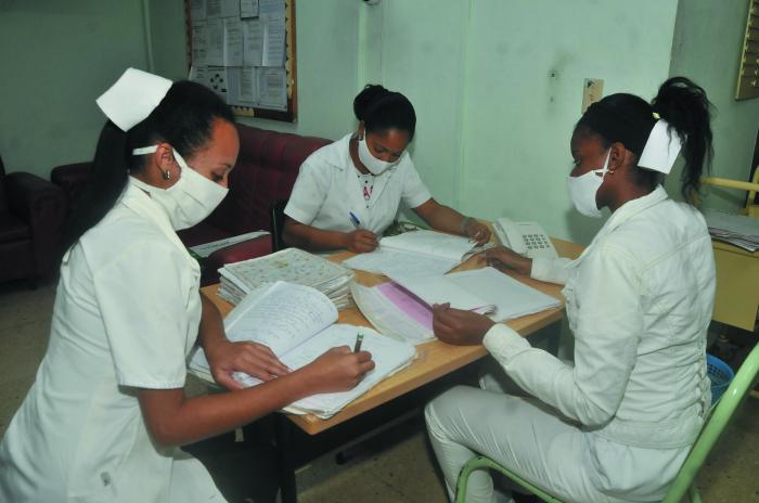 Proteccion contra el coronavirus, Instituto de Nefrologia Dr. Abelardo Buch López  control de historia clinica por las enfermera.
