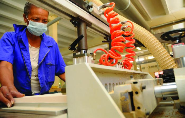 Línea de maquinado en la UEB, UMBRAL, muebles capitalinos, ubicado en calle 12, e/ San Francisco y Final, Lawton