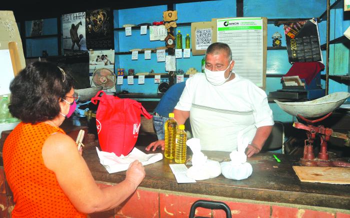Proteccion contra el coronavirus, comercio bodega de la calle 43 y106 Marianao.