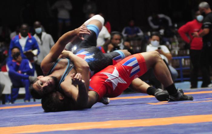 Combate de lucha Greco-Romana de los 67 Kg entre Ismael Borrero (rojo) y Damian Solensal(azul) en la Gala de la Lucha cubana, desarrollada en el Coliceo de la Ciudad Deportiva, Cerro