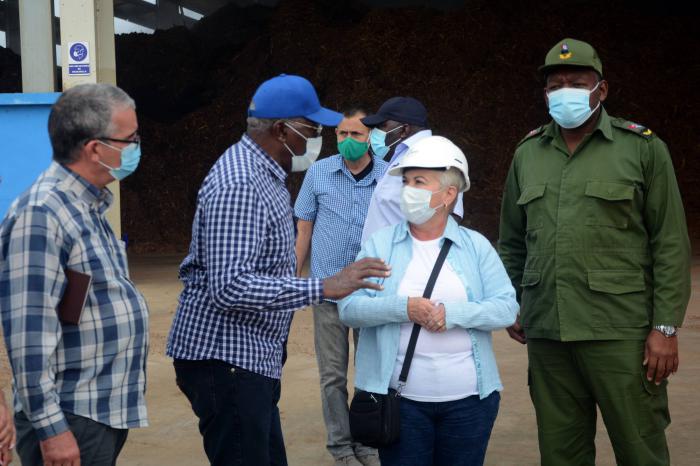 Por temas relacionados con la bioeléctrica se interesó Salvador Valdés Mesa, quien dialoga con la ingeniera Carmen Taboada González, vicepresidenta de la empresa mixta Biopower S.A, y las máximas autoridades de la provincia