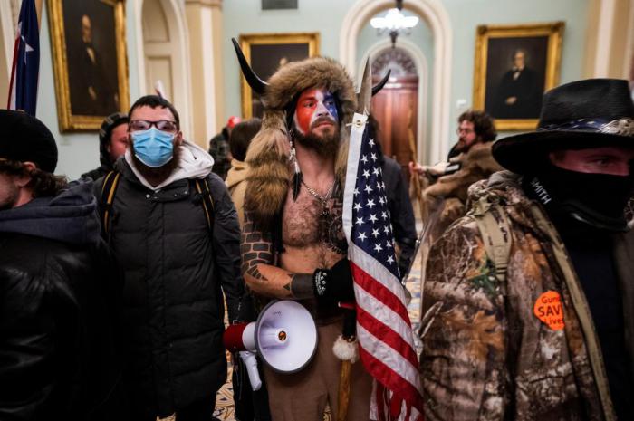 Un grupo de asaltantes en el Capitolio